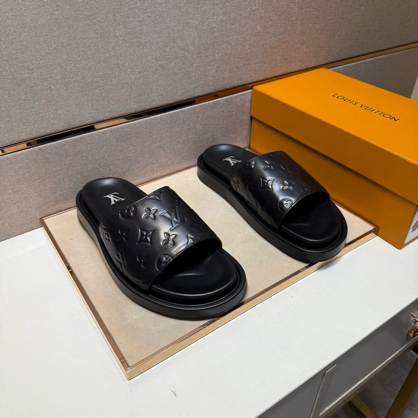 ⬛️Men's shoes 💰p400 [LV～] Men's casual slippers 2025z cabinet sales simultaneously 🔶Size: 39-44#️⃣ 🔷4 colors🔜The upper is made of cowhide stitching➕Genuine leather lining, comfortable and breathable, sole: original comfortable and wear-resistant outsole, ⚠️Real 📱Photographed🎬The real thing is better📢📢📢
